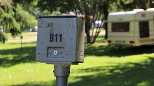 Juli är en hektisk månad på många campingområden. Husvagnsstolpe på ett campingområde.