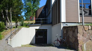 Navet i Raseborgs stadsarkiv ligger under Ekenäs stadsbibliotek. Källardörr