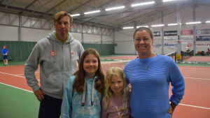 Ekenäs Tennisveckas tävlingsledare Peter Helenius tillsammans med tävlingsdeltagarna Ella Johansson, Iris Ringbom och Malin Ringbom som alla representerar MLK Mariehamn.