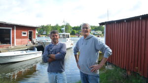 Joppe Stenman och Pelle Holmström är rörande eniga om att Kapellhamnen är Svenskfinlands bästa hemknut. Män på en brygga