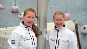 Systrarna Catharina och Cecilia Sandman deltar med båten Maybe VI i veckoslutets tävlingar. Porträttbild på Catharina Sandman och Cecilia Sandman.