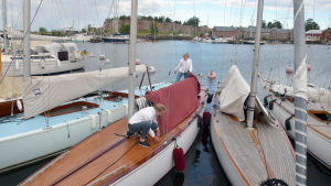 Catharina och Cecilia Sandman har varit i Hangö och trimmat på sin båt ända sedan måndagen. Catharina Sandman och Cecilia Sandman förbereder sin segelbåt inför segling.