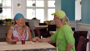 Hub Feenix kommer vara en andelsförening där man kan köpa sig en andel. På så vis förstärks gemenskapskänslan, säger Torsten Rüger. Ett skrattande par som dricker te.
