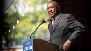Houstons demokratiske borgmästare Sylvester Turner. Houstons borgmästare Sylvester Turner klädd i kostym vid ett podium.