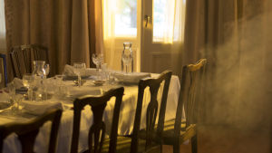 Inspelningarna på gården håller på i omkring en vecka. De filmar in bland annat scener från en kräftskiva. ett matbord med fina kärl på.