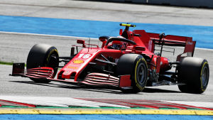 Leclerc gjorde att tävlingen blev ett fiasko för Ferrari. Charles Leclerc kör i en kurva