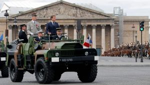President Macrons jeep var ett av få fordon i årets upplaga av Bastiljdagen. President Macron ståendes till höger uppe på fordonet.
