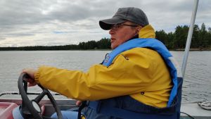 Jan Ekebom jobbar som konsultativ tjänsteman på Miljöministeriet och har stuga ute på Pellinge. Jan Ekebom kör motorbåt.
