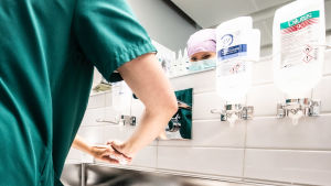 33 miljoner euro går att översätta i 660 sjukskötare, men det nya förslaget minskar istället Österbottens slant med 2 miljoner till, alltså 35 miljoner euro totalt. Carita Vuorenpää ja Lotta Lantto leikkausalihoitajat Jorvin sairaalan Anestesia- ja leikkausosasto K:n pesupaikalla.