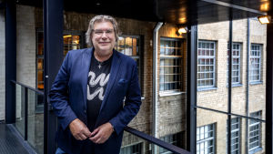 Prorektor Mikael Lindfelt vill gärna se nya trafiklösningar som kunde knyta samman campus med övriga Åbo. Man, Mikael Lindfelt vid Åbo Akademi, står framför kameran i mörkblå satinkostym.
