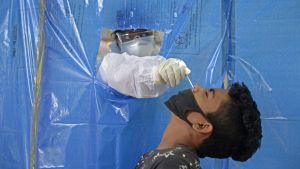 Testning i Hyderabad, Indien på måndag morgon. Indien ligger trea i världen vad gäller antal bekräftade fall av covid-19, men enlig den officiella statistiken ser dödligheten i sjukdomen lägre ut än i en del andra länder. Testning i Hyderabad, Indien på måndag morgon. Indien ligger trea i världen vad gäller antal bekräftade fall av covid-19, men enlig den officiella statistiken ser dödligheten i sjukdomen lägre ut än i en del andra länder.