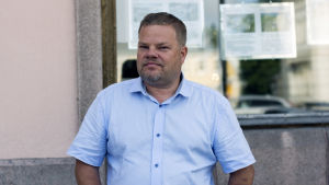 Fastighetsförmedlaren Magnus Nyström på Aktia i Raseborg berättar att han har en visning med upp till 15 familjer och hoppas att den fastigheten blir såld snart. En medelålderasman i blå kragskjorta med brunt kort hår.