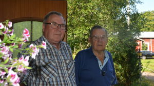 Stig Ekholm och Holger Tötterman håller båda landets självständighet högt. Två män i en trädgård