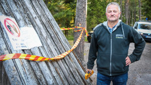 Tage Lönnroth har försett grillkåtan med information om att den inte är i bruk. Tage Lönnroth vid grillkåta i Haiko som var föremål för ofog 16.08.20