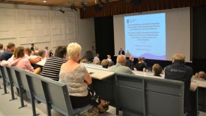 Även om bänkraderna inte var fullsatta i Hagapark skolas auditorium, lyssnade folk intresserat till stadsdirektören Denis Strandells tal om megatrender. Publik i ett auditoium