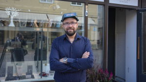 Karl-Johan Bäckström hoppas att förmånskortet leder till bättre försäljning under hösten. Karl-Johan Bäckström framför sin guldsmedsaffär i Pargas.