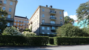 Husbolaget Blåklinten består av tre hus byggda på 1920-talet. Våningshus omgivna av buskage.