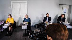 Fyra kandidater tävlar om ordförandeposten. Kuvassa on käynnissä Keskustan puheenjohtajaehdokkaiden tentti Helsingissä elokuussa 2020.