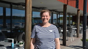 Anna Franzén är glad över samarbetet med Biosfärakademin. Anna Franzén på bryggan till Skärgårdscentret Korpoström.