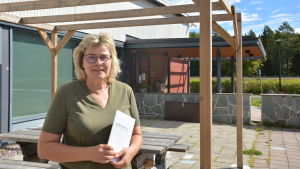 Ingrid Jansson, modersmålslärare i skolorna i Nagu och Korpo, är glad över satsningen på skrivande. Ingrid Jansson på skolgården i Korpo.