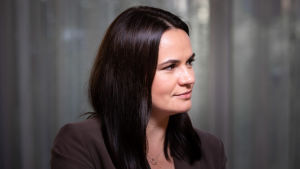 Svetlana Tichanovskaja. Oppositionsledaren i Belarus, Svetlana Tichanovskaja, i närbild tagen från sidan.