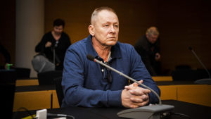 Keijo Vilhunen nekar till åtalet om mord. Vilhunen har svarat på åtalet med att hans avsikt varit att få reda på information om mordplanerna som han sedan kunde meddela Aarnio för att polisen skulle stoppa mordet. Kuvassa on Keijo Vilhunen Helsingin käräjäoikeudessa syyskuussa 2020.
