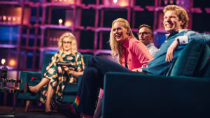 Jutta Heleniusta naurattaa kilpakumppaniensa, Sami Saikkosen ja Eero Lehtimäen, seurassa. Jutta Helenius nauraa Elämäni Biisi -sohvalla, vierellä Eero Lehtimäki, Sami Saikkonen ja taustalla juontaja Katja Ståhl.