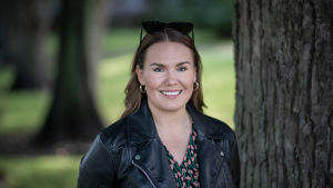 Maija Niemi på Sony Music Finland berättar att skivbolagen allt mer tar Tiktok i beaktande då de planerar marknadsföringskampanjer. En kvinna i läderrock och solglasögon på huvudet. Hon ler mot kameran.