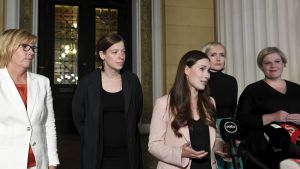 Statsminister Sanna Marin (SDP), finansminister Matti Vanhanen (C) och ordförandena för regeringspartierna informerade i korthet om dagens resultat i budgetförhandlingarna på tisdag kväll. Regeringens kvintett står på rad på Ständerhusets trappa. Statsminister Sanna Marin står i mitten och talar i mikrofon.