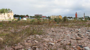 Grusplanen på Drottningberg ska bli bebyggd. Peder Planting vill poängtera att bostäderna inte bara är tänkta för fritidsboende, utan också året runt boende. En grusplan där hus ska byggas