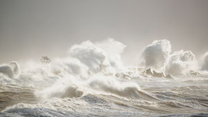 Stormar kan vara både fysiska och andliga. I andaktsserien Andrum i Yle Vega pratar Camilla om olika sorters stormar. Stormvågor utanför Helgoland.