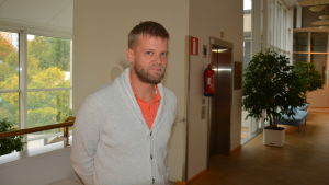 Rektor Bo Blomqvist tycker att datorerna är ett bra hjälpmedel i undervisningen. Ljushårig man står i korridor.