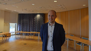 Jeppe Mikel Jensen tycker att energiprojekt på öar är bra inspiration också för fastlandet. Medelålders man i Pargas fullmäktigesal.