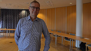Berndt Schalin har själv solpaneler i hemmet. Under coronavåren kunde han ladda sin elbil med solenergi. Medelålders man i Pargas fullmäktigesal.