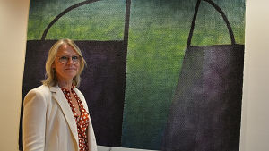 Annastina Sarlin ser gärna att man utvecklar nya energilösningar i Åboland. Medelålders kvinna framför rya.