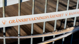 Ett kravallstaket har under coronaepidemin delat upp tvillingstäderna Torneå-Haparanda. Kravallstängsel med gränsbevakningsväsendets orange avspärrningstjep på gränsen i Torneå.