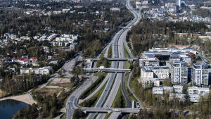 Förhållandena i Västnyland varierar. Västnyland kan vara lika med storstad, som här vid Västerleden i Esbo. Västerleden i Esbo maj 2020. Motorväg, höghus, storstadskänsla.