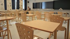 På måndag kommer det här klassrummet i Vasa övningsskolas gymnasium igen att fyllas av elever. En lärare ensam i ett tomt klassrum.