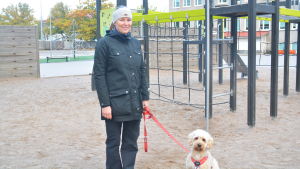 När intervjun görs har skolorna i Ekenäs höstlov så skolgården är tom. På gården finns endast föräldern Towe Andersson med hunden Olle. Hon är aktiv i föreningen Hem och skola. Kvinna med hund på en skolgård