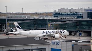 Flygbranschen har tvingats till omfattande permitteringar på grund av viruset Finnair lentokone Helsinki Vantaa lentoasemalla.