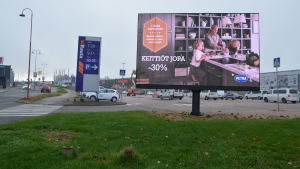 Reklamljustavlan i Kungsporten står på eget ben. Reklamtavla vid Kungsporten i Borgå