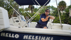 Färgerna och namnet på Jorma Olssons båt påminner om rötterna hemma i Finland. Jorma Olsson sitter i sin båt hemma i West Palm Beach i Florida.