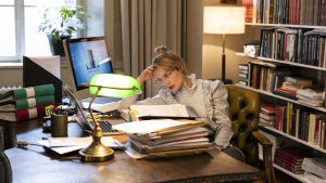 Sofie (Ida Engvoll) bjuds upp till lek av sin kollega och upptäcker nya sidor hos sig själv via den. Skådespelaren Ida Engvoll i den nya Netflixserien "Kärlek & anarki".