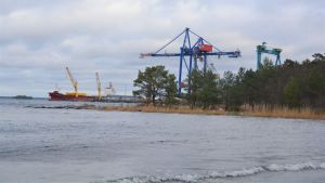 På Koppnäsudden finns ett företag som monterar lyftkranar. Lyftrkranar på Koppnäsudden i Hangö