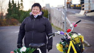 Det bästa sättet att ta sig över bron är nog till fots eller på cykel, säger Agneta Möller-Salmela, för då kan man se himlen. Hon har alltid tyckt att man ser himlen så bra då man är mitt på bron. Agneta Möller-Salmela.