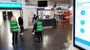 Bild från terminalen i Mariehamn på söndagsmorgonen. Evakuering av passagerare i terminalen i Mariehamn efter att Viking Grace gått på grund.