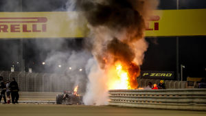 Grosjean kraschade på första varvet i tävlingen i söndags. Romain Grosjeans bil brinner i Bahrain.