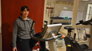 Heidi Vainio hoppas att hon får fortsätta träna på gym. Kvinna vid motionsapparat.