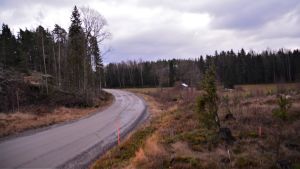 Öbyvägen är ringlande och krokig och en del av den saknar beläggning. Grusväg