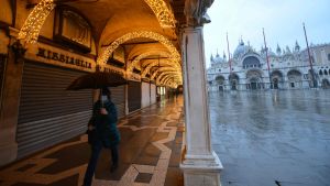 Att inte få förenas med familj och vänner över julen är ett hårt bakslag för många italienare. Bilden är tagen i Venedig den 4 december. En kvinna går i Venedig.